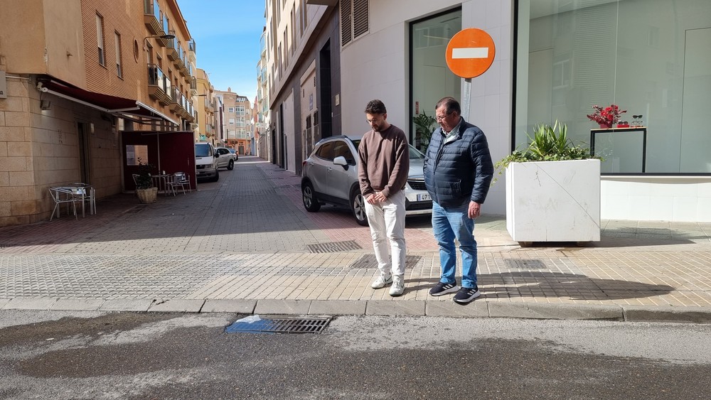 El PSOE de El Ejido denuncia el hedor que desprenden varias alcantarillas de la calle Barcelona