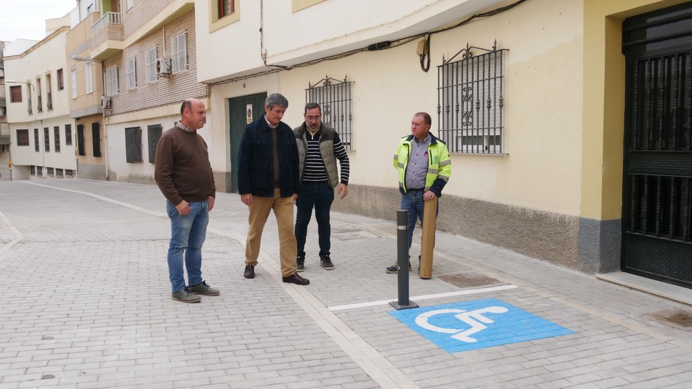 Manuel Cortés visita el fin de las obras de rehabilitación de la Calle Albéniz