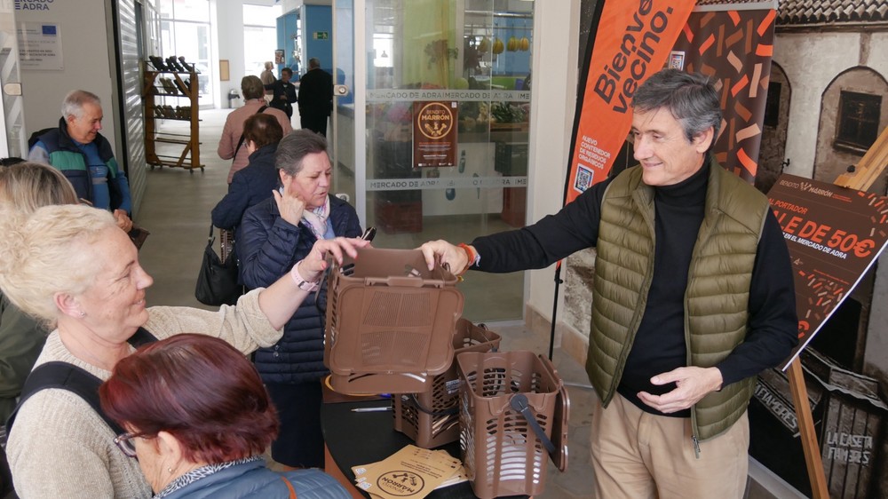El Ayuntamiento de Adra presenta el nuevo contenedor marrón a los clientes del Mercado