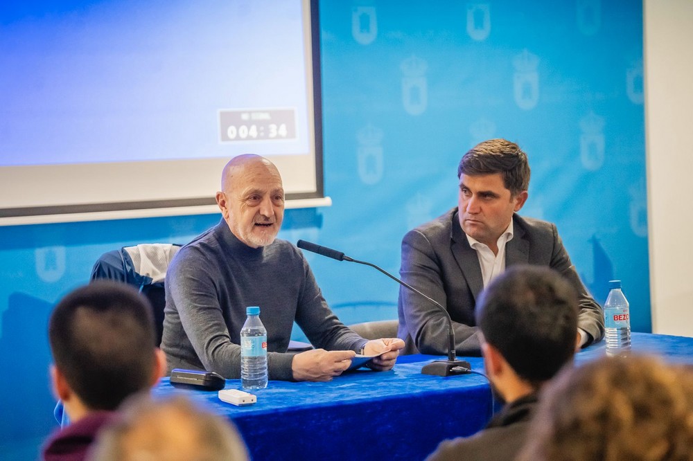 Sebastián Álvaro presenta su nuevo libro ‘Mis Montañas’ en Roquetas de Mar
