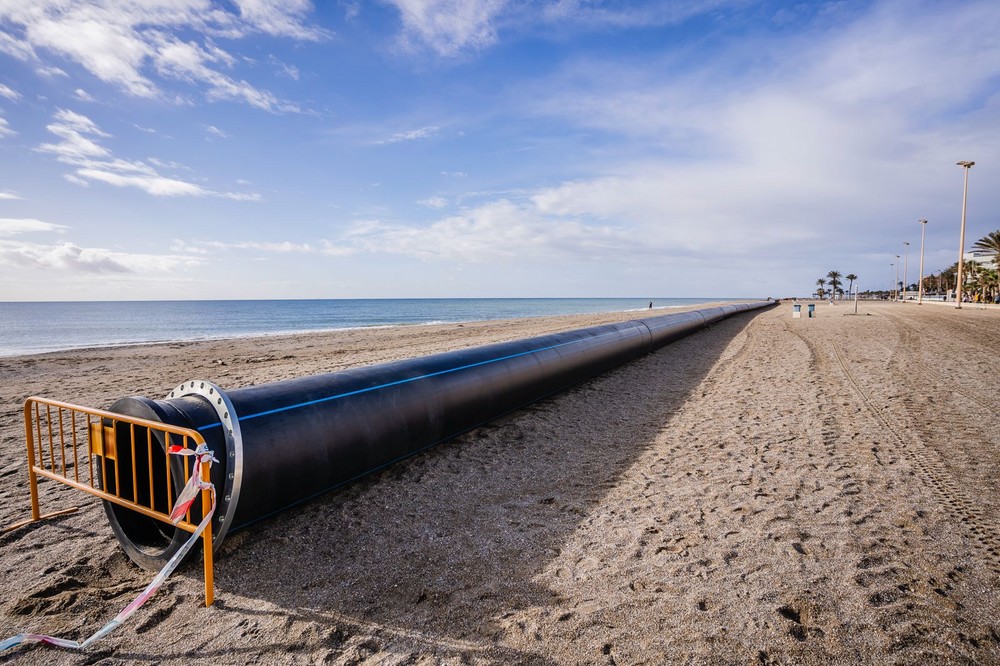 Avanza la instalación del nuevo aliviadero submarino en Las Marinas para mejorar la gestión del agua pluvial
