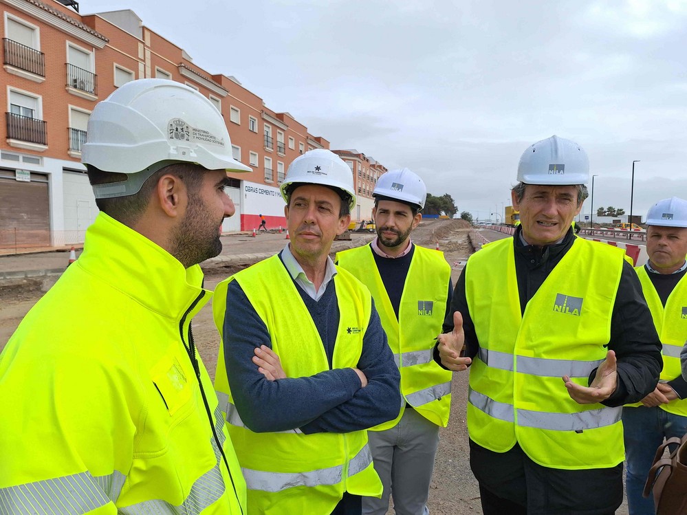 Martín visita las obras que Transportes realiza en la barriada abderitana de La Curva para adecuar la travesía de la N-340A a peatones y bicis