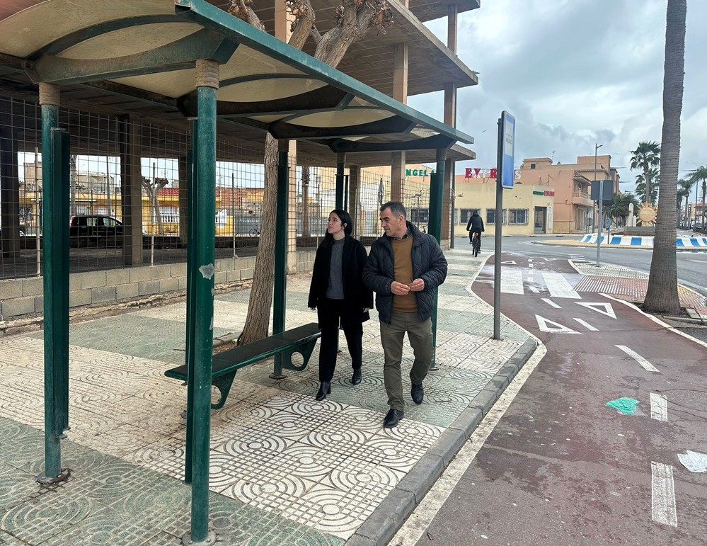 El Ayuntamiento de La Mojonera exige la reparación urgente de las paradas de autobús