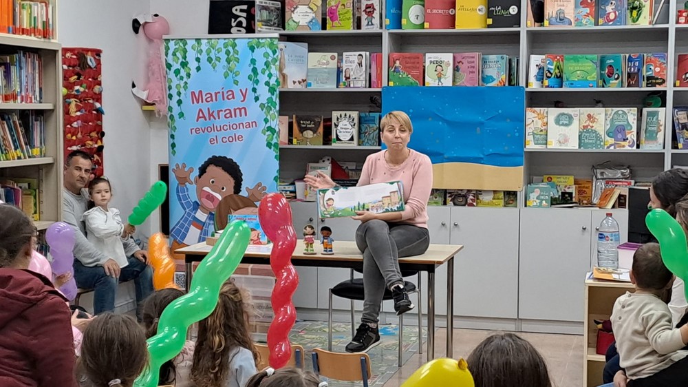 La escritora Eva Moreno Ruiz defiende la tolerancia y el respeto ante la diferencia en su libro 'María y Akram revolucionan el cole'