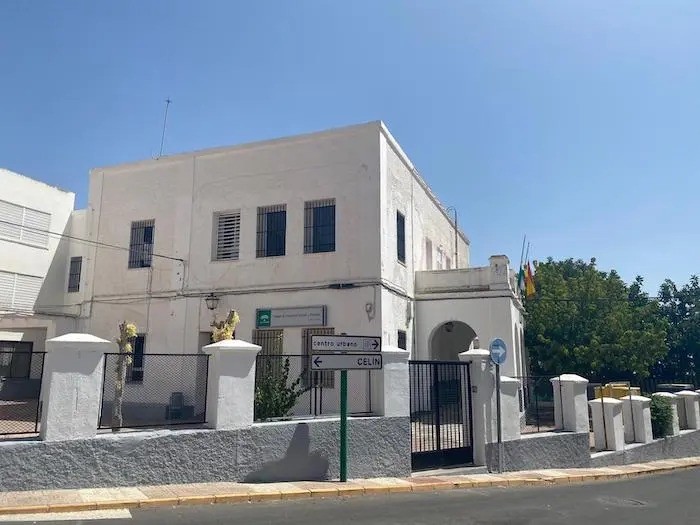 Dalías trabaja para mantener su centro escolar, casi centenario