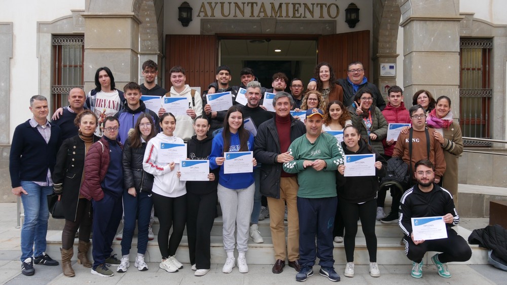 Manuel Cortés hace entrega de los diplomas acreditativos al alumnado del TSEAS del IES Abdera