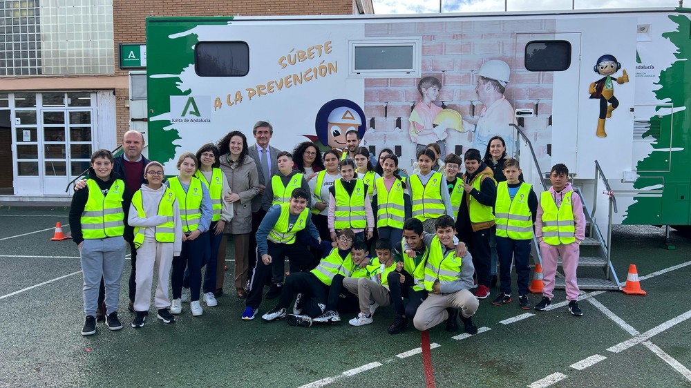 La unidad móvil ‘Aprende a crecer con seguridad y súbete a la prevención’ hace parada en el CEIP Abdera