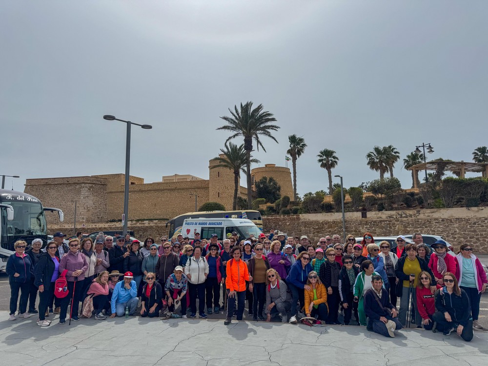Los Mayores de Vícar aprovechan la tregua climatológica para una escapada al puerto de Roquetas de Mar
