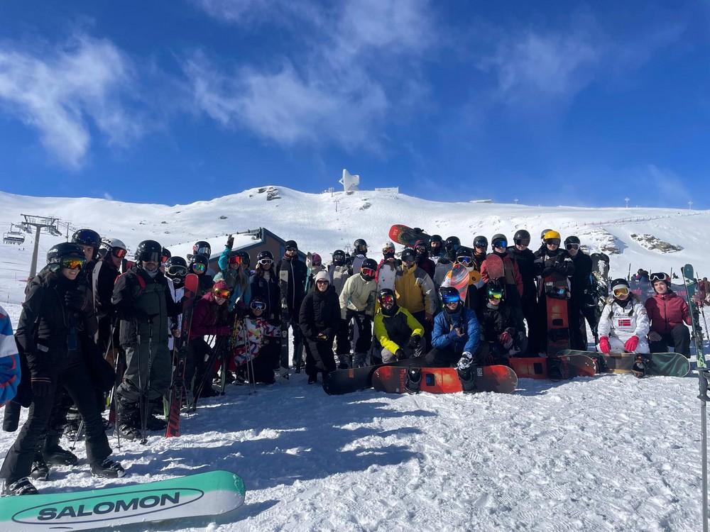 Medio centenar de jóvenes vicarios disfrutan del Fin de Semana Blanco en Sierra Nevada