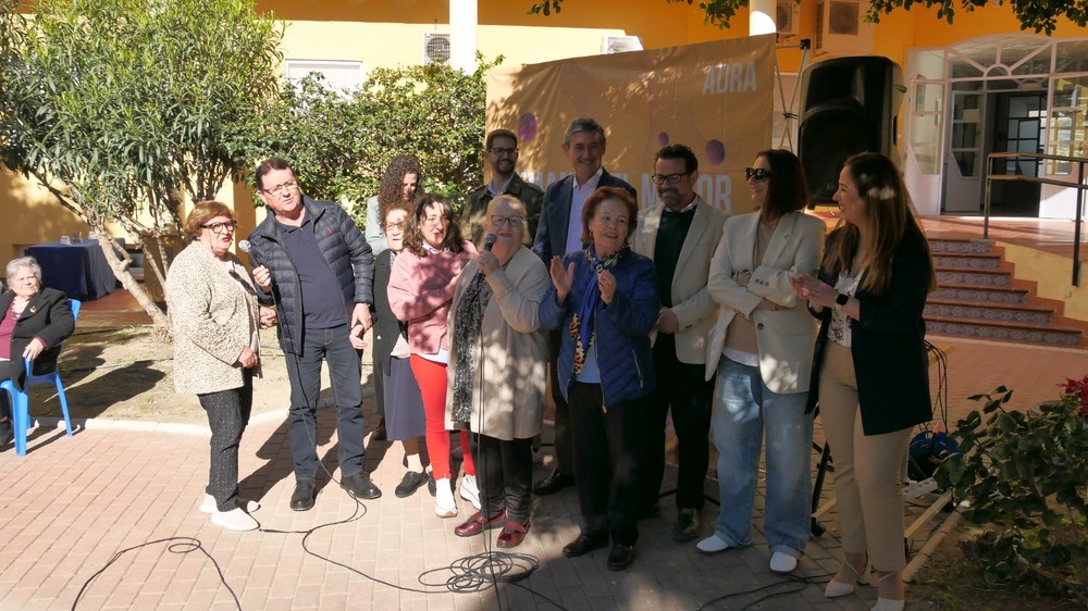 Adra inaugura su Semana del Mayor con un desayuno y un concurso de karaoke