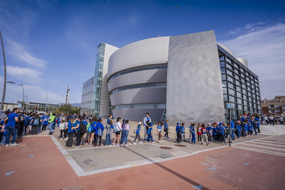 Los escolares de Roquetas de Mar participan en la VIII Marcha Solidaria con motivo del Día Mundial del Autismo