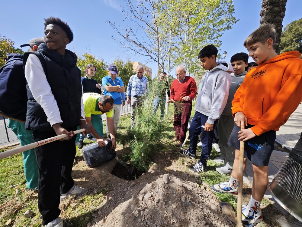 Usuarios de Asprodesa y alumnos del CEIP Federico García Lorca plantan unos 150 árboles en el Bulevar