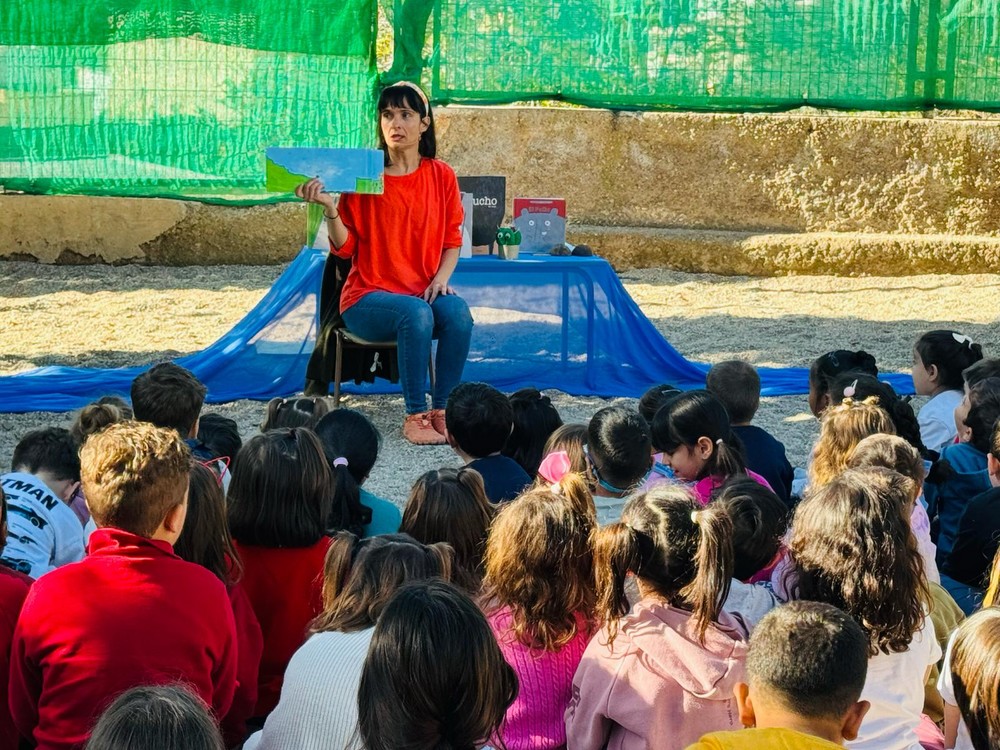 Cuentacuentos de Paula Mandarina en el CEIP Luis Vives por el Día del Libro Infantil