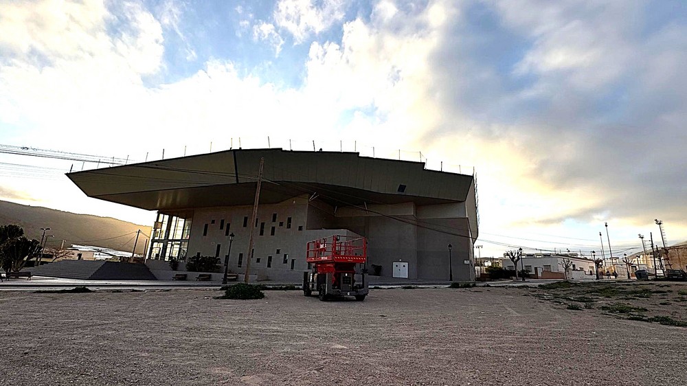 Comienzan los trabajos de reparación de la cubierta del Pabellón Municipal de Dalías