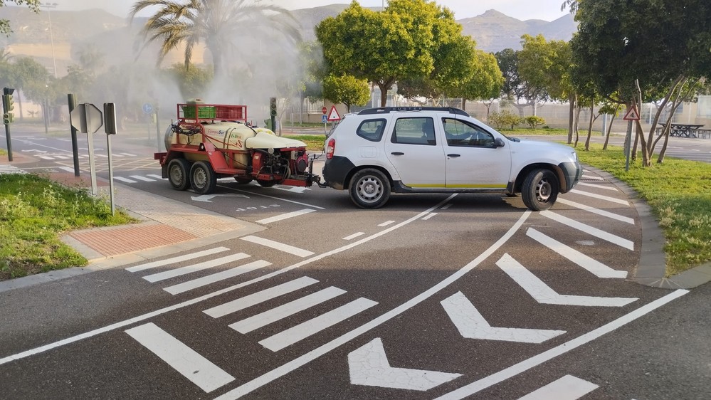El Ayuntamiento de Vícar intensifica sus acciones contra los mosquitos con actuaciones especiales en centros públicos, colegios, plazas y el bulevar