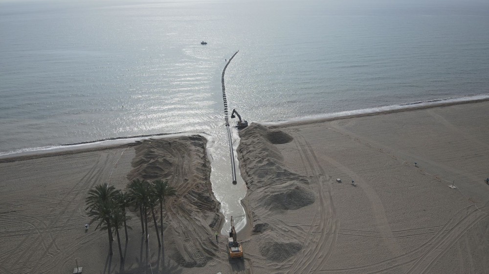 Roquetas de Mar coloca en el fondo marino el aliviadero de la balsa de tormentas de Avenida Sudamérica