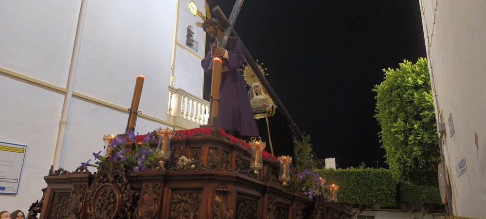Nuestro Padre Jesús Nazareno y Nuestra Señora de los Dolores procesionan por las calles de Dalías en una emotiva noche de Jueves Santo