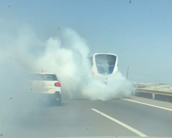 El calentón de un bus escolar provoca una llamativa humareda en la A-7