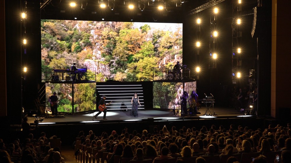 El Auditorio de El Ejido se rinde a Amaral en un espectacular preestreno de su gira ‘Dolce Vita Tour’