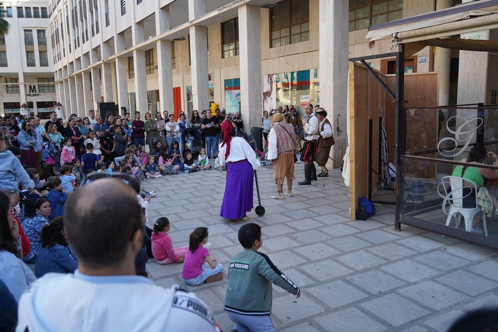 El Festival de Teatro arranca llenando de color el centro de El Ejido