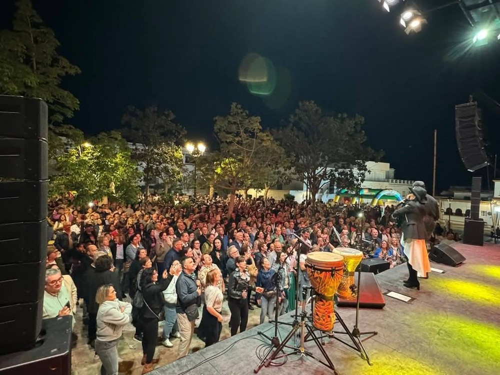 El concierto de Amistades Peligrosas concentró a más de mil personas en la Plaza de las Flores