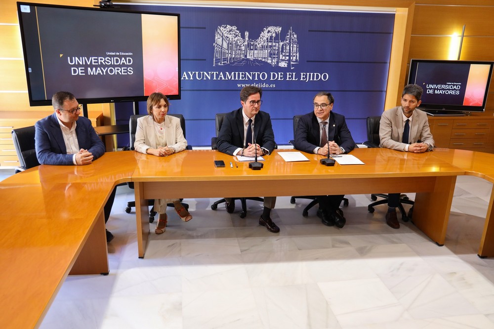 Ayuntamiento y UAL firman un convenio de colaboración para que El Ejido sea sede de la Universidad de Mayores a partir del curso 2025/26