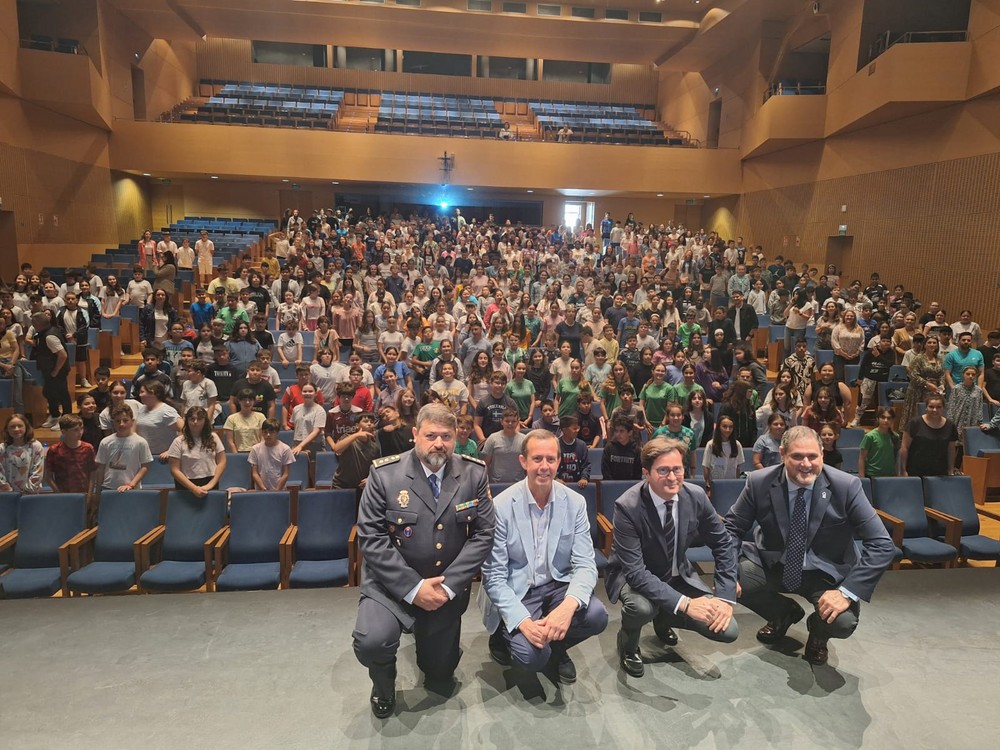 Un total de 770 alumnos de 13 centros escolares de El Ejido reciben carnés de expertos en el uso de Internet y redes sociales