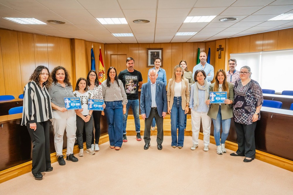 Gabriel Amat entrega los premios del concurso de Cruces de Mayo en la categoría de IES, Ampas y colegios