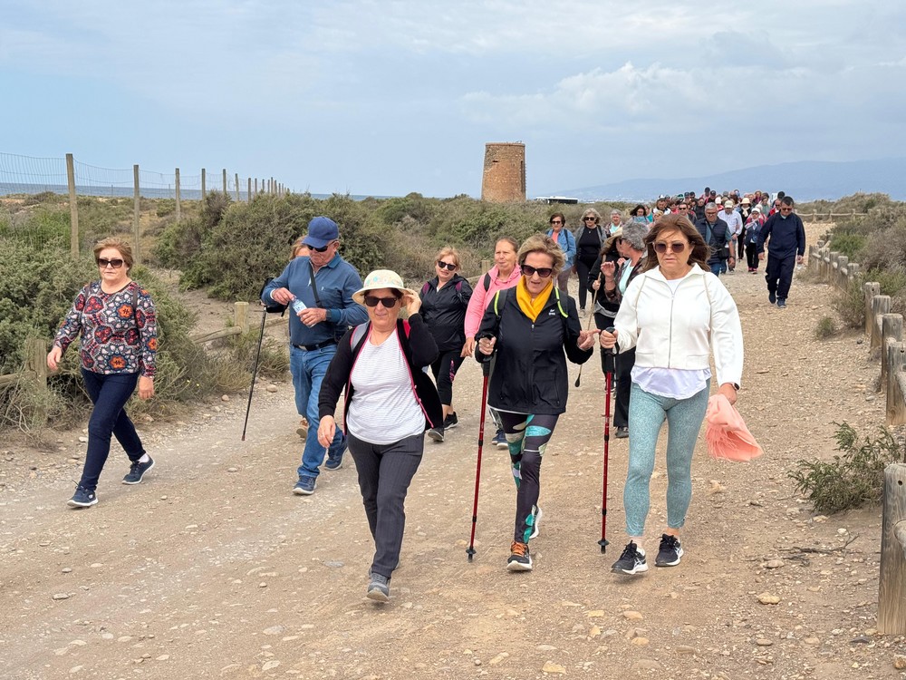 Cerca de un centenar de mayores de Vícar recorren la ruta entre Torregarcía y Cabo de Gata