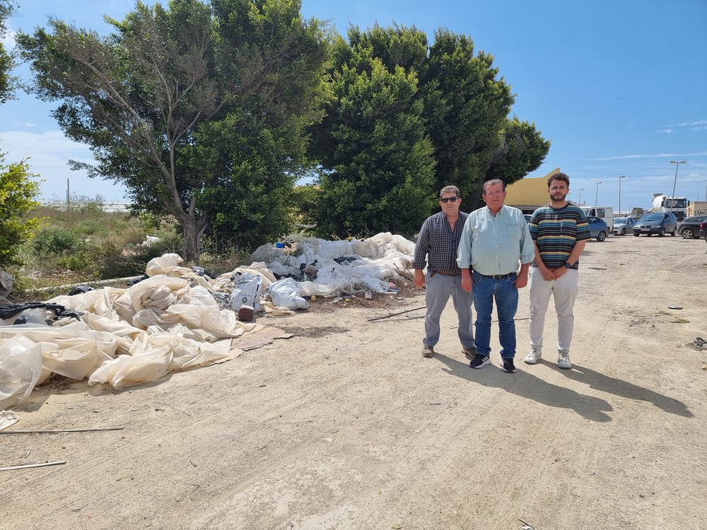 El PSOE de El Ejido exige la limpieza de los plásticos acumulados a la entrada de Matagorda