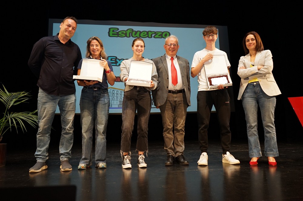 Anastasia Dmytriv y Eligijus Krasnekovas reciben el homenaje del IES La Puebla y el Ayuntamiento de Vícar