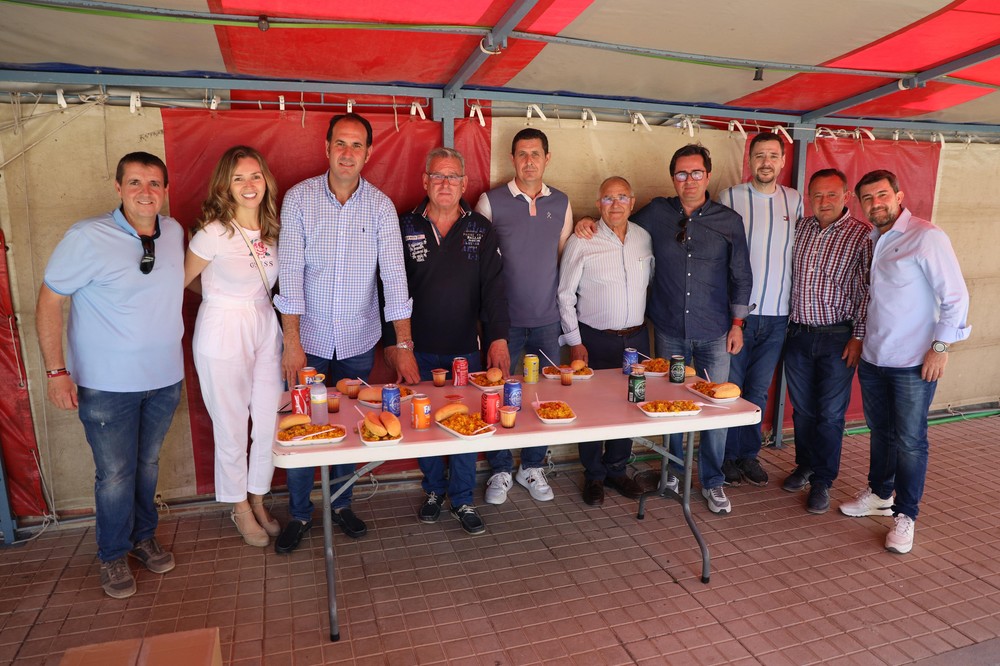 El barrio de Venta Carmona celebra una jornada de convivencia en torno a una gran paella