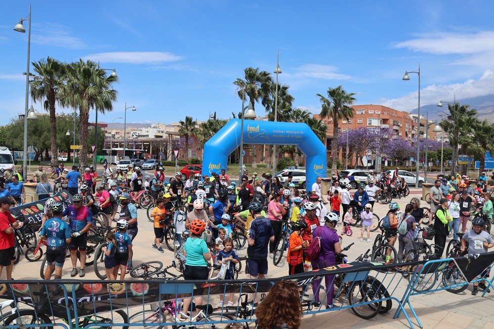 Más de 500 personas se suman a pedalear en un exitoso ‘Día de la Bicicleta’ de El Ejido