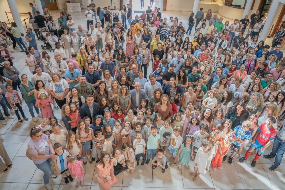 Alumnos de los talleres municipales infantiles de pintura y cerámica exponen sus obras en el Castillo de Santa Ana