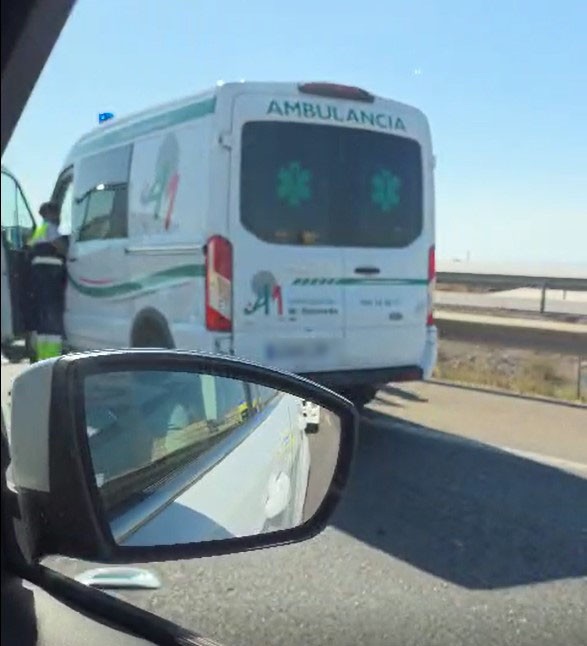Una ambulancia implicada en un aparatoso incidente en la A-7 a la altura de El Ejido