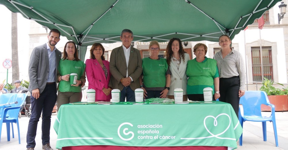 La Asociación Española Contra el Cáncer celebra una jornada de cuestación a las puertas del Ayuntamiento de Adra