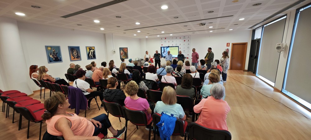Un centenar de mayores de Vícar aprenden a detectar delitos en internet