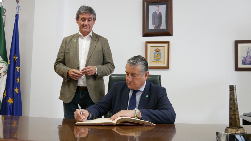 El consejero Antonio Sanz mantiene una reunión de trabajo con el alcalde en el Ayuntamiento de Adra