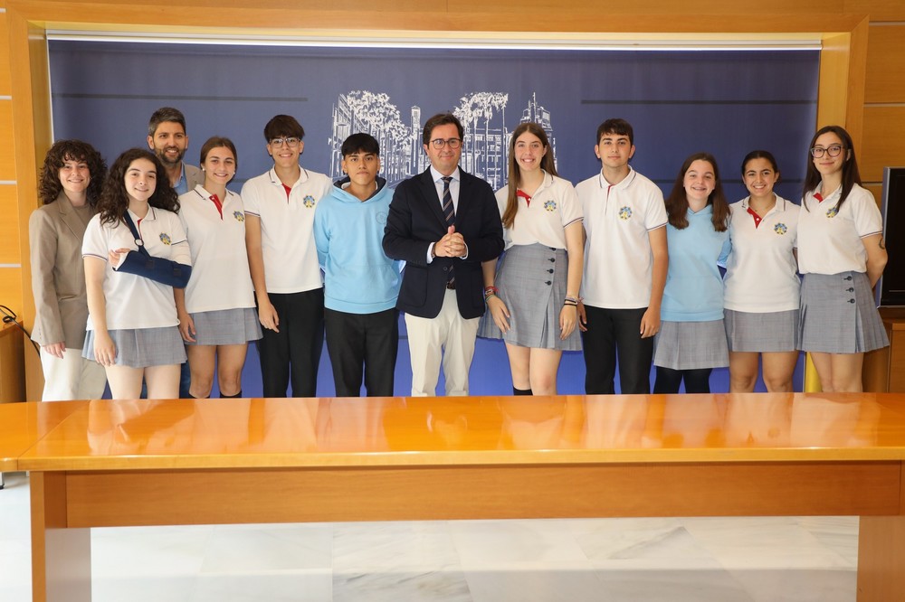 Alumnos del colegio Divina Infantita se convierten en Embajadores Júnior del programa Euroscola y visitan el Parlamento Europeo