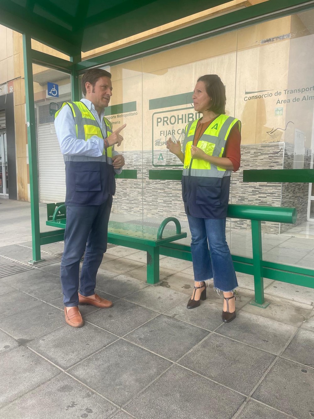 La Junta invertirá en mantenimiento de paradas de bus y señalización vial en El Ejido, Roquetas, Vícar y La Mojonera