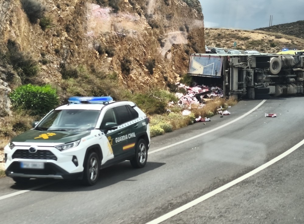 Un camión de hortalizas vuelca en la carretera de Los Atajuelos y provoca retenciones en ambos sentidos