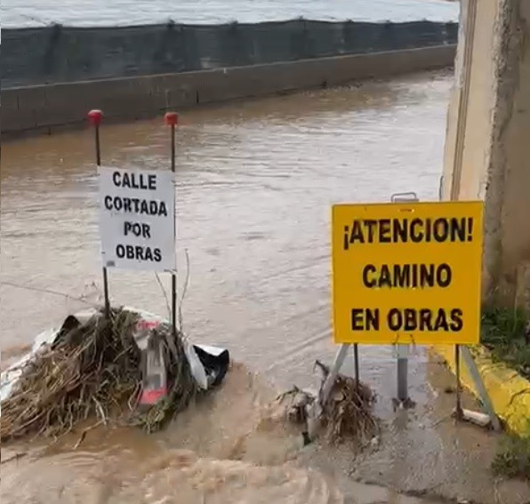 Una fuerte tromba de agua colapsa la carretera de Pampanico entre El Ejido y Santa María del Águila