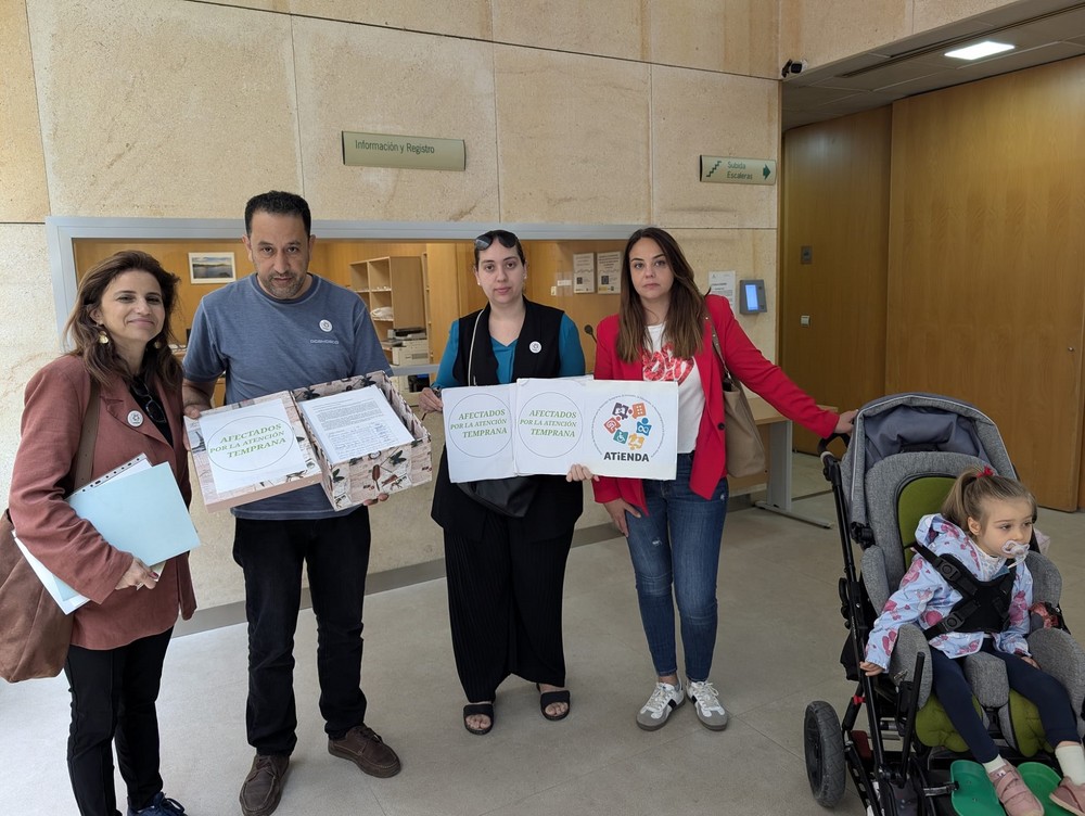 Presentan ante Salud casi 11.000 firmas para que menores como la ejidense Nerea no se queden sin terapia