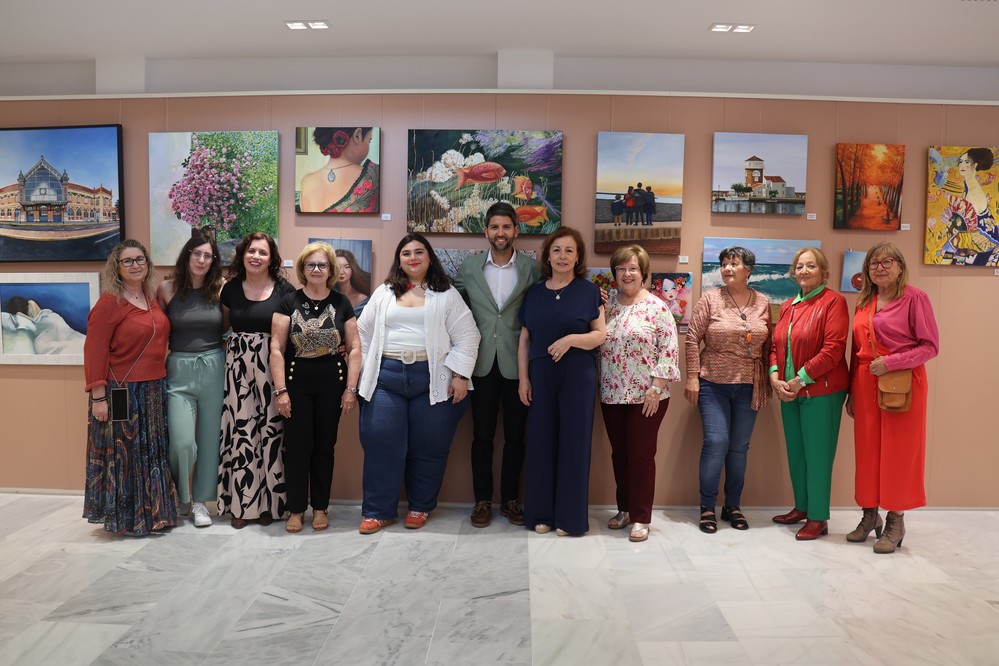 Los alumnos del taller de Pintura del Aula de Ocio ejidense muestran sus obras en una colorida y atractiva exposición colectiva