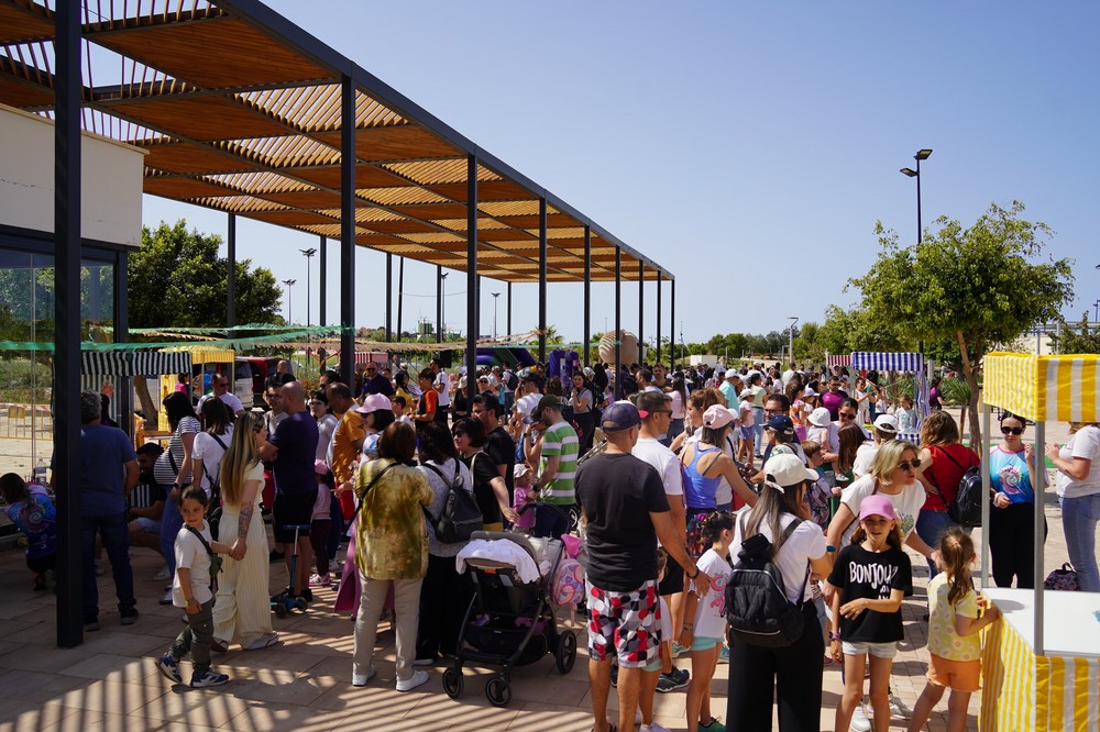 El Día de las Familias de El Ejido se convierte en un encuentro intergeneracional con pasacalles, cuentacuentos, exhibiciones, miniferia vintage, gincana e hinchables