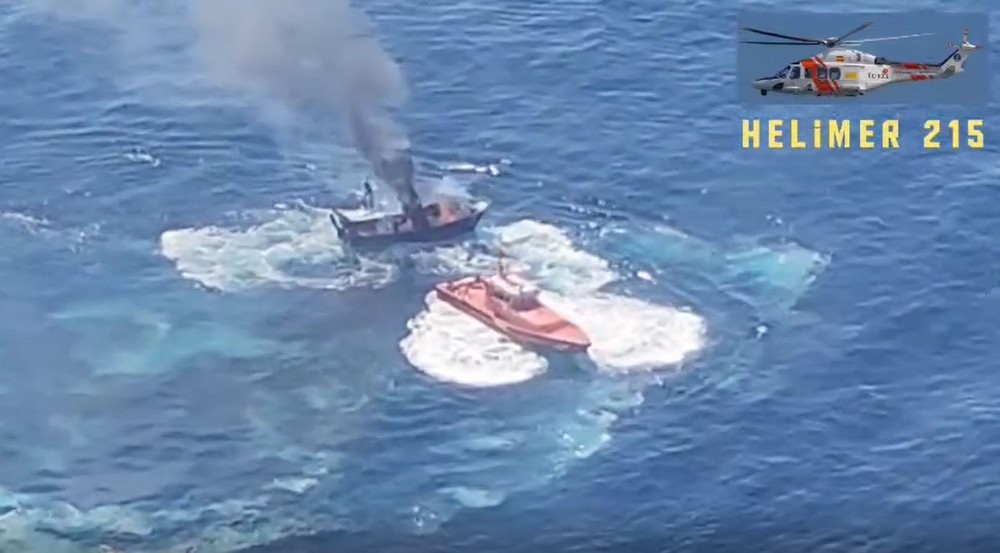 Rescatan a los tres tripulantes de un pesquero incendiando en alta mar cerca de Almerimar