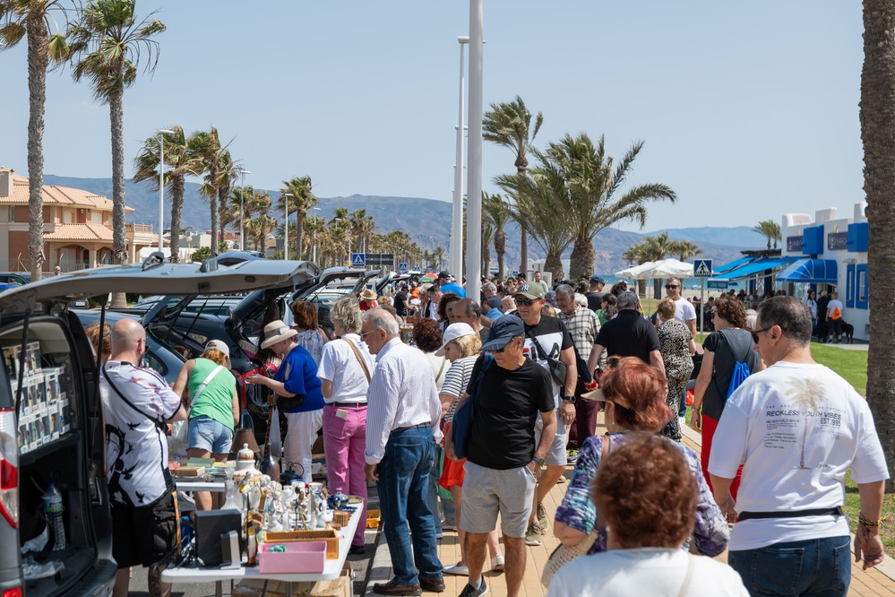 Gran afluencia de vecinos y visitantes en el tradicional Car Boot Sale de la Urba de Roquetas