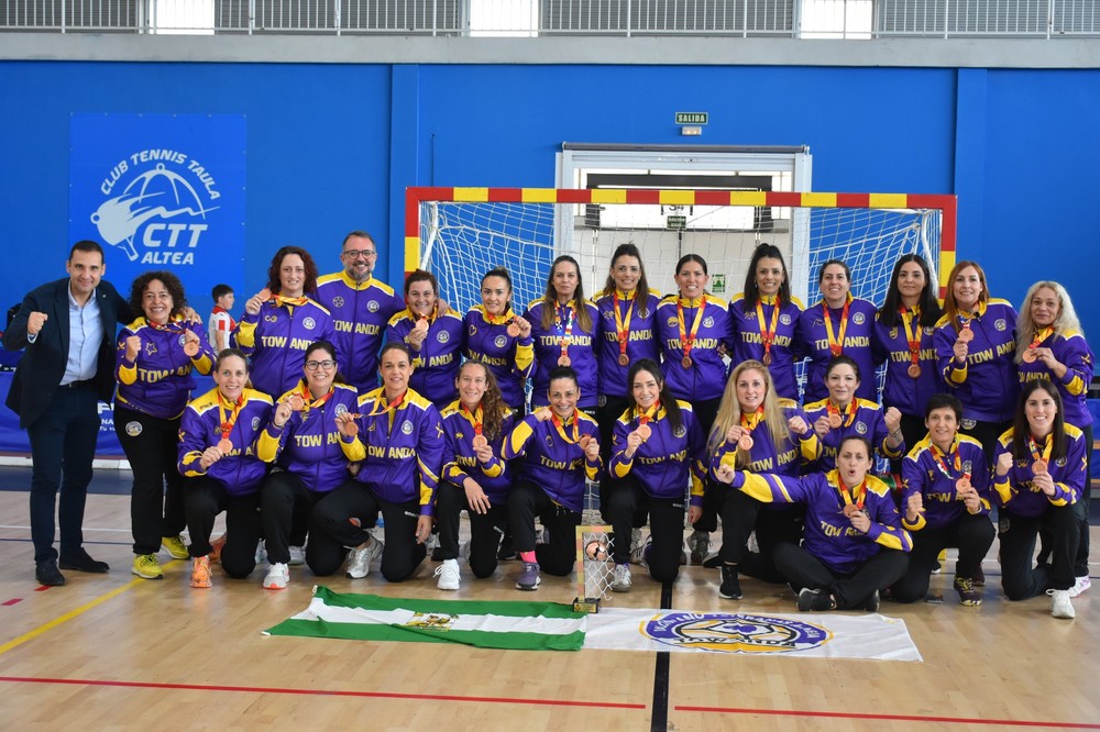 El CD Veteranas Towandas de balonmano gana el bronce en el I Campeonato de España