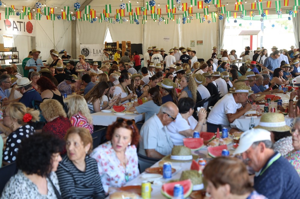 Miles de personas se unen para disfrutar de la tradicional cita con los huevos fritos con chorizo en las fiestas de Santa María del Águila
