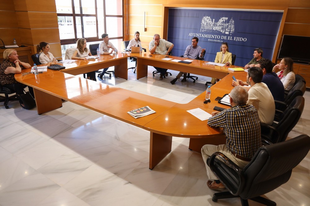 El Consejo de Administración de la Residencia Geriátrica Ciudad de El Ejido aprueba la contratación de los servicios de transporte de usuarios y cátering